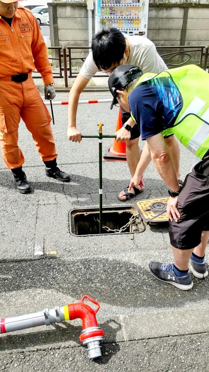 消火栓をあけます　いざという時の知識は大事です　ホースは集会所にあります