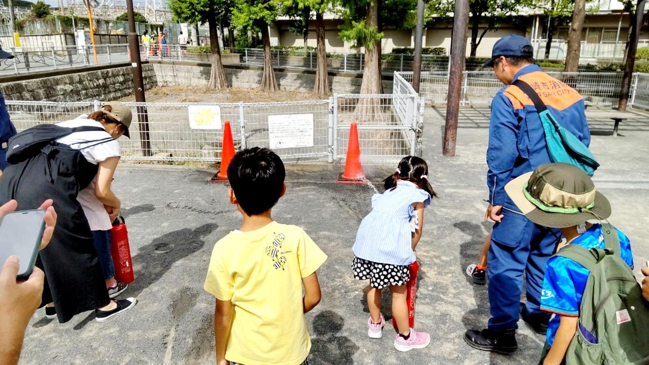 消火器を上手に出来るか　子どもたちも真剣です